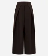 Pantalón de sastrería en crepé color marrón, de modelaje barrel y tiro alto con cintura estructurada. Presenta pinzas frontales profundas, bolsillos embutidos y caída amplia de corte recto.