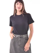 Remera básica color negro, de manga corta y cuello redondo.
