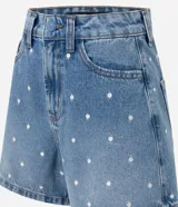 Short de jean color azul con corte evasé y bordado de lunares blancos en toda la prenda. Cuenta con pasacintos, bolsillos delanteros y traseros.