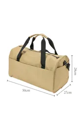 Bolso tipo Duffle color negro, confeccionado en PVC y poliéster, con doble asa de mano y bolsillos laterales.