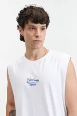 Musculosa blanca de algodón con corte oversize y estampado con texto en azul.