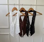 Top halter blanco con escote pronunciado y espalda descubierta.