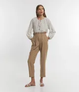 Pantalón carrot color tostado de viscosa, con cintura elástica fruncida, cierre frontal con cremallera y bolsillos laterales.