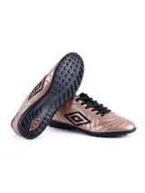 Championes Umbro modelo Touch TF para hombre, color negro, con capellada de PU texturizada y logo Umbro brillante en el lateral. Suela de caucho con tapones bajos para césped artificial o fútbol 5.