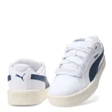 Championes urbanos Puma modelo Park Life Style Easy, de corte bajo, color blanco con detalles en azul marino en el lateral y suela de goma en tono crema.