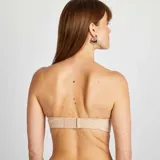 Sujetador bandeau color piel con breteles extraíbles.
