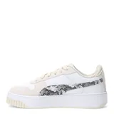Championes Puma modelo Carina Street Snake Chic, con diseño de plataforma. Presentan una base blanca con detalles en beige y un estampado de piel de serpiente en el lateral. Cuentan con cierre de cordones y suela de goma robusta.