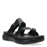 Sandalias de plataforma baja color negro, con diseño de tiras cruzadas y ajuste mediante hebilla lateral. Presenta una tira separadora de dedos y suela de goma con relieve.