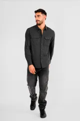 Camisa negra de manga larga con dos bolsillos en el pecho y cierre con botones. Corte clásico.