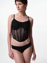 Corset negro con diseño de estilo bustier, confeccionado con paneles de tela opaca y secciones de malla transparente. Presenta breteles finos y una estructura que realza la silueta.