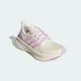 Championes de running Adidas Ultraboost 5, color blanco crema con detalles en lila. Presentan tecnología Light Boost en la mediasuela para mayor retorno de energía, exterior textil con ajuste tipo media y suela de caucho.