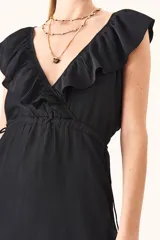 Vestido midi negro con escote en V y volados en los hombros y el ruedo. Presenta un ajuste fruncido en la cintura con lazos ajustables.