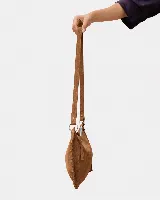Bolso de mano tipo sobre confeccionado en gamuza color marrón, con diseño de bordes trenzados y detalle de flecos largos laterales. Incluye herrajes metálicos plateados y correa desmontable.