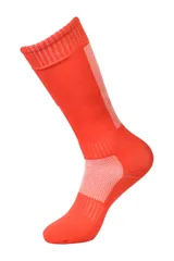 Medias largas de fútbol color rojo con zonas de tejido reforzado en el talón, empeine y pantorrilla para mayor soporte y transpirabilidad.