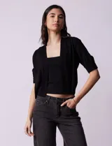 Cárdigan negro tejido de manga corta con apliques de botones.