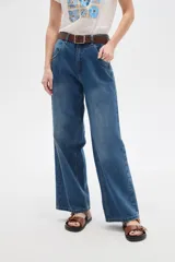Pantalón jean negro de tiro alto y corte recto.