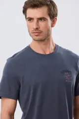 Remera de manga corta y cuello redondo color azul melange, con estampa y letras bordadas en el pecho.