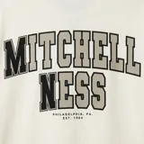 Remera negra Mitchell & Ness de manga corta, con cuello redondo, pequeño logo estampado en el pecho y etiqueta decorativa en el dobladillo inferior.