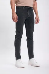Pantalón jean slim de color gris oscuro, con diseño clásico de cinco bolsillos y trabillas para cinturón.