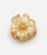 Pinza para el pelo con diseño de flor metálica en tono dorado, con acabado texturizado y mecanismo de sujeción tipo clip.