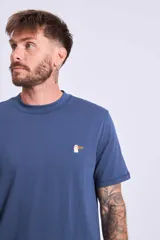 Remera azul marino de algodón con cuello redondo y manga corta. Presenta un pequeño bordado de un pájaro en el área del pecho.