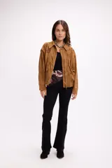 Campera de gamuza color tostado con diseño de calados florales en hombros y espalda. Presenta cierre frontal, cuello camisero y ajuste relajado.