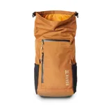 Mochila Roark modelo Passenger 27L 2.0, color naranja con detalles en negro. Cuenta con cierre superior enrollable, bolsillo frontal con cierre vertical, bolsillos laterales de malla y logo de la marca estampado en el frente.