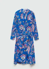 Vestido midi de algodón con estampado floral en tonos azules, rosas y crema. Presenta escote en pico, cierre frontal con botones y un lazo decorativo en la cintura que crea un efecto de nudo. Tiene mangas largas con puños abotonados y un diseño de corte recto.