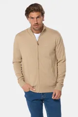 Campera de tejido fino confeccionada en algodón, con cierre frontal completo, cuello alto y puños acanalados.