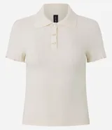 Blusa polo corta de algodón con elastano, color marfil, de manga corta con borde tipo frufrú, cuello camisero y cierre frontal con tres botones.