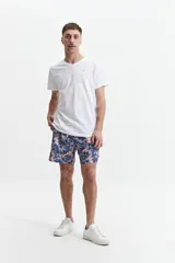 Short de baño celeste y azul con cintura elástica ajustable con cordón, dos bolsillos laterales y uno trasero. Confeccionado en tela ligera de secado rápido y logo bordado.