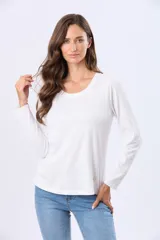 Remera de manga larga con cuello redondo, confeccionada en tejido de algodón suave con caída ligera y corte clásico.