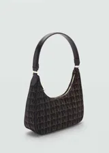 Bolso de hombro tipo baguette con diseño curvo, confeccionado en tejido jacquard con estampado de monograma en tonos oscuros. Cuenta con cierre de cremallera superior, asa corta ajustable y forro interior con bolsillo con cierre.