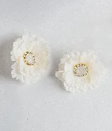 Caravanas de flor de tela color azul celeste, con centro de resina blanca y strass.