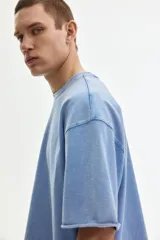 Remera de algodón de punto liviano, color celeste, con corte oversized, hombros caídos, cuello redondo acanalado y mangas cortas.
