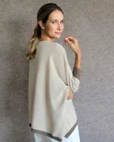 Sweater color crudo con escote en V y mangas 3/4.