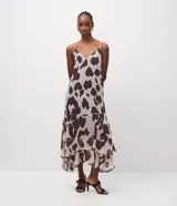 Vestido largo de corte evasé confeccionado en chiffon con estampado animal print. Presenta escote en V, breteles finos ajustables y diseño sin mangas. Incorpora una capa adicional en el ruedo que aporta movimiento y fluidez a la prenda.