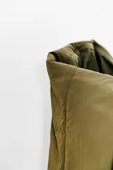 Bolso tipo tote bag color negro, con diseño acolchado y asas dobles.