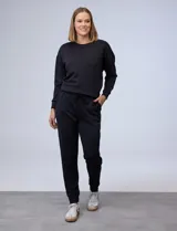Pantalón tipo jogger de la marca Match Fit, con cintura elástica ajustable mediante cordón, bolsillos laterales y puños elásticos en los tobillos.