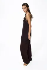 Pantalón de corte holgado en tejido liviano de mezcla de lino. Modelo de tiro alto con cintura elástica y cordón para ajustar, bolsillos laterales y piernas rectas.