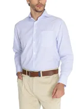 Camisa de manga larga RKF de corte clásico, color celeste con rayas verticales blancas. Cuenta con cuello italiano, bolsillo en el pecho con el logo de la marca bordado y cierre frontal con botones blancos.