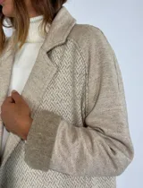 Tapado largo color beige con diseño de espiga, confeccionado en paño de lana y forrado en su interior.