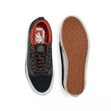 Championes Vans modelo Skate Old Skool en colaboración con Spitfire, de color negro con paneles laterales en lona verde oliva y detalles en naranja vibrante. Presentan suela blanca con diseño texturizado y ojales metálicos dorados.