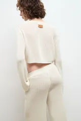 Pantalón negro de punto con bolsillos laterales y corte palazzo.