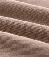 Pantalón masculino de corte barrel, confeccionado en sarga de algodón color beige. Presenta un diseño de piernas anchas con volumen en la cadera y leve entalle hacia el bajo, cintura con pasantes, cierre frontal con botón y bolsillos funcionales.