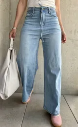 Pantalón de jean celeste, corte recto y tiro alto, con cinto de denim.