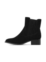 Botin chelsea de inspiración tejana de cuero gamuza color negro, con elásticos recubiertos, taco bajo cuadrado y punta fina.