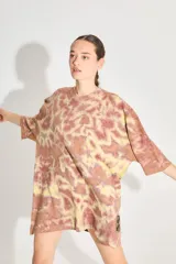 Sweater tipo remerón oversize con proceso artesanal batik en tonos marrones y amarillos.