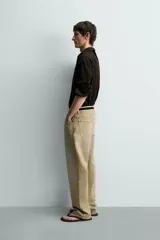 Pantalón de jean estilo straight fit, de corte recto y tiro medio, con efecto lavado en color gris oscuro. Cuenta con diseño clásico de cinco bolsillos y cierre frontal con botones.