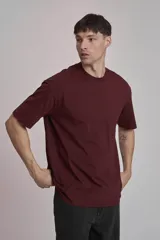 Remera verde oscuro de corte holgado y mangas cortas.